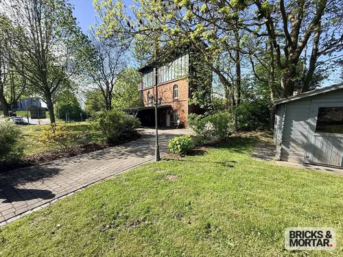 Einfahrt - 3 Zimmer Mehrfamilienhaus, Wohnhaus in Husum