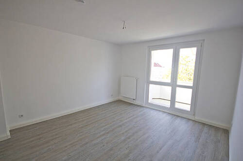 Wohnzimmer - Nachnutzer gesucht! 2-Raumwohnung mit Balkon in schöner Lage.