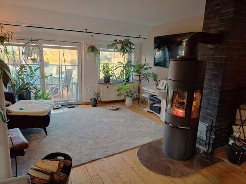aktuelles Bild mit neuem Kamin - 4 Zimmer Etagenwohnung zur Miete in Rinteln