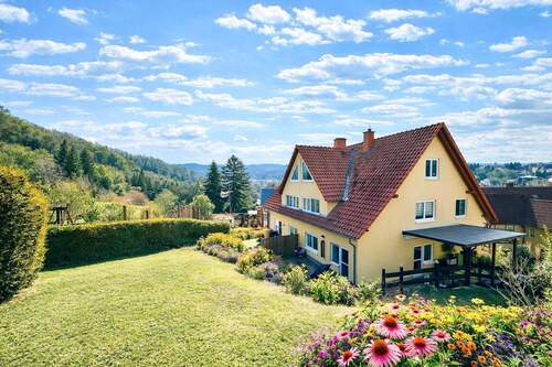 Blick aus dem Garten - helle und sehr schöne Doppelhaushälfte in ruhiger und grüner Hanglage von Niederpesterwitz