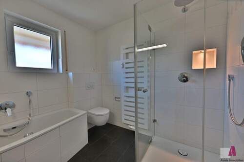 Badezimmer mit Badewanne und Dusche - 