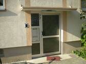 Hauseingang der Nummer 7 umgeben von Grün. - 2 Zimmer Etagenwohnung in Rodgau
