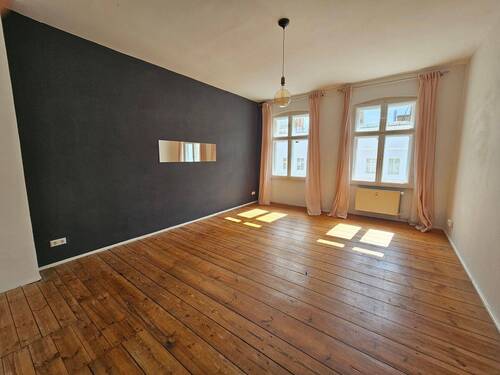 Wohnzimmer - Helle und sanierte 2-Zimmerwohnung in ruhiger Lage