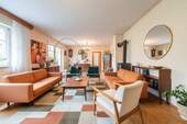 Wohnzimmer mit alternativer Möblierung - 1 Zimmer Einfamilienhaus in Nördlingen