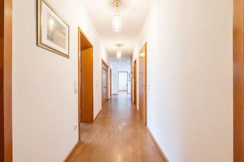 Flur EG unmöbliert - Einfamilienhaus mit 327,30 m&sup2; in Nördlingen zum Kaufen