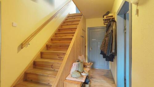 Flur mit Treppe - 