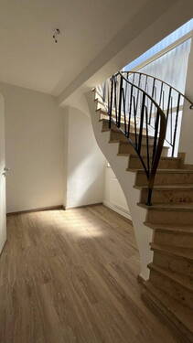 Treppenaufgang mit Vorraum - 