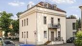 Blick auf das Haus - Historischer Charme trifft modernen Wohnkomfort - Attraktive 3-Zimmer-Wohnung mit Balkon an der Havelbucht