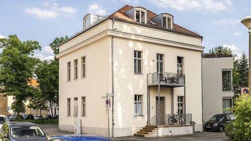 Blick auf das Haus - Historischer Charme trifft modernen Wohnkomfort - Attraktive 3-Zimmer-Wohnung mit Balkon an der Havelbucht