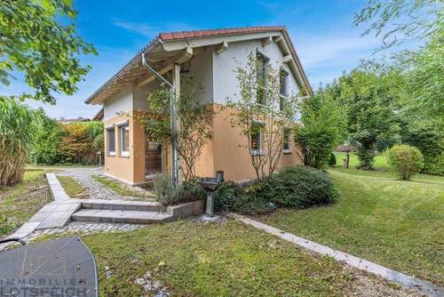 Rückansicht - Wohnen auf großem Grundstück in idyllischer Umgebung