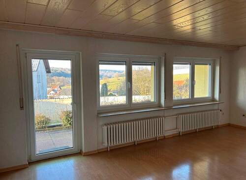 10 Wohnzimmer mit Zugang zur Terrasse.jpg - 