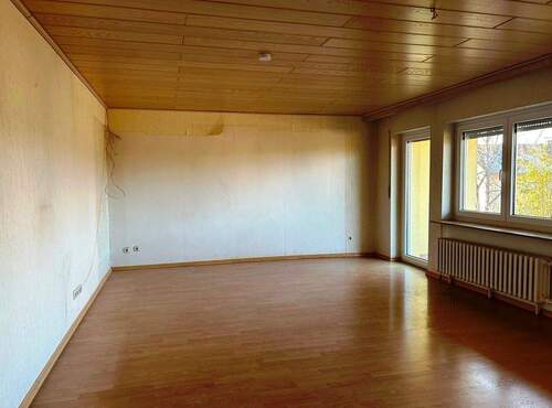 2 Geräumiges helles Wohnzimmer mit Zugang zur Terrasse.jpg - 5 Zimmer Einfamilienhaus in Schonungen