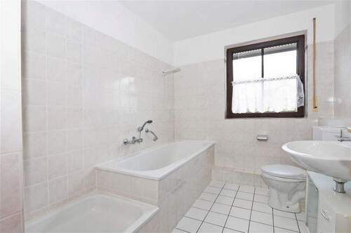 Tageslichtbad mit Wanne und Dusche - 