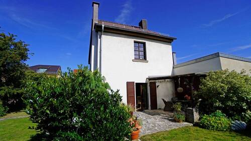 Die Westseite des Hauses mit der großzügigen Terrasse - 