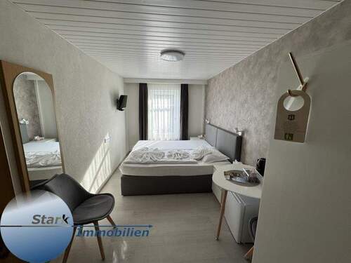 Doppelzimmer - Stark! Wer will eine Pension in Adorf?