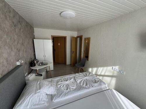 Doppelzimmer - 8 Zimmer Einfamilienhaus zum Kaufen in Adorf