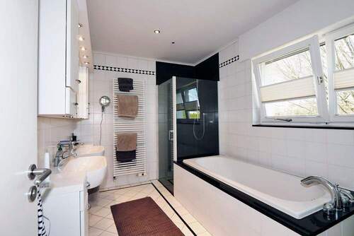 Modernes Bad mit Tageslichtfenster - 