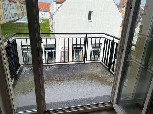 Blick zum BalkonBlick ins Wohnzimmer mit - 