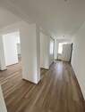 Wohnungseingang mit Wandschrank und Zugang zum Vor - 