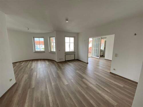 großer Wohnbereich mit Zugang zum Balkon - 