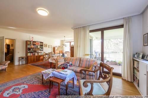 3 Wohnzimmer mit Balkonzugang - 2 Zimmer Etagenwohnung in Hamburg