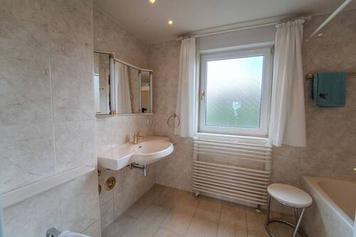 Bad 1 - 5 Zimmer Etagenwohnung in Wiesbaden