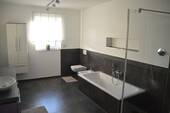 Bad mit Fenster u. Wanne - 