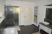 Bad mit Dusche u. Becken - 