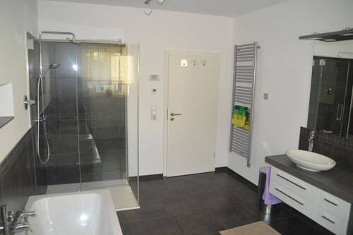 Bad mit Dusche u. Becken - 