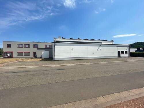 Bürogebäude und Halle seitlich - 