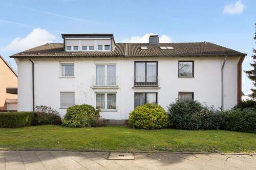 Fassade Front - Moderne Doppelhaushälfte mit idyllischem Garten und großzügigen Raumangebot auf drei Ebenen