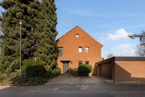 Fassade Seiteneingang - 6 Zimmer Doppelhaushälfte zum Kaufen in Düsseldorf