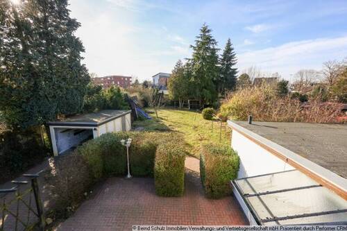 24 Blick in Garten und auf die Garage - 