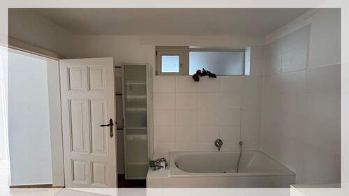 Bad mit Badewanne - 