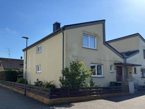 Vorderseite Haus - Charmantes Reiheneckhaus mit Garten in ruhiger Lage