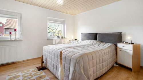 1. OG Schlafzimmer 1 - 