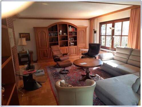 Wohnzimmer mit Parkett - Einfamilienhaus zum Kaufen in Erlangen