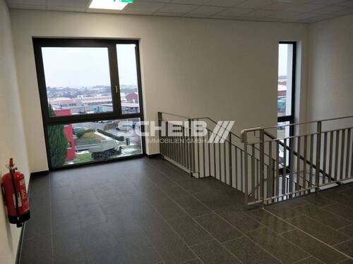 Treppenhaus mit Aufzug - 