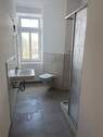 Tageslichtbad mit Dusche und WM-Anschluß - 2 Zimmer Etagenwohnung zur Miete in Markkleeberg