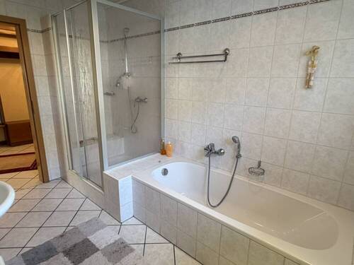 Bad mit Dusche und Wanne - 