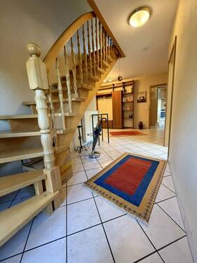 Diele mit Eingangsbereich und Treppenaufgang ins O - 