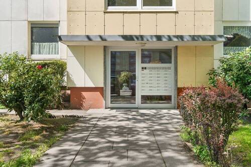 Hauseingang - Etagenwohnung mit 98,30 m&sup2; in Hamburg / Meiendorf zum Kaufen