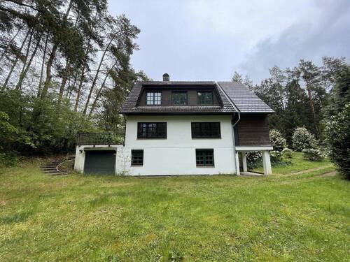 Außenansicht mit Garage - 
