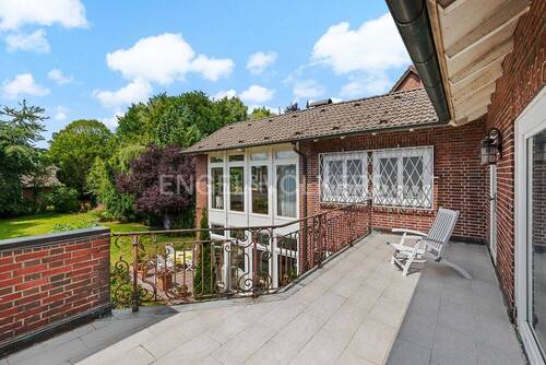 ... ca. 10m² großen Balkon. - 