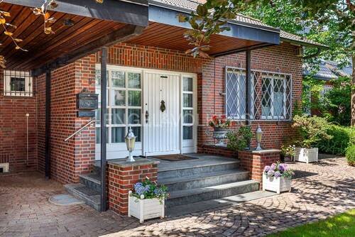 repräsentativer, überdachter Eingangsbereich - 5 Zimmer Einfamilienhaus in Hamburg