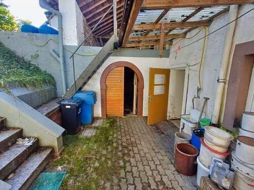 Innenhof mit Zugang Gewölbekeller - 