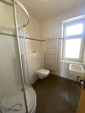 Tageslichtbad mit Dusche - Etagenwohnung mit 40,00 m&sup2; in Pegau zur Miete