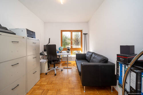 großzügiges Arbeitszimmer - 