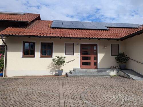 Süd-Ansicht mit Eingangsbereich - 
