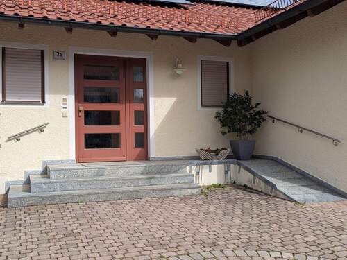 Eingangsbereich mit Rollstuhlauffahrt - 